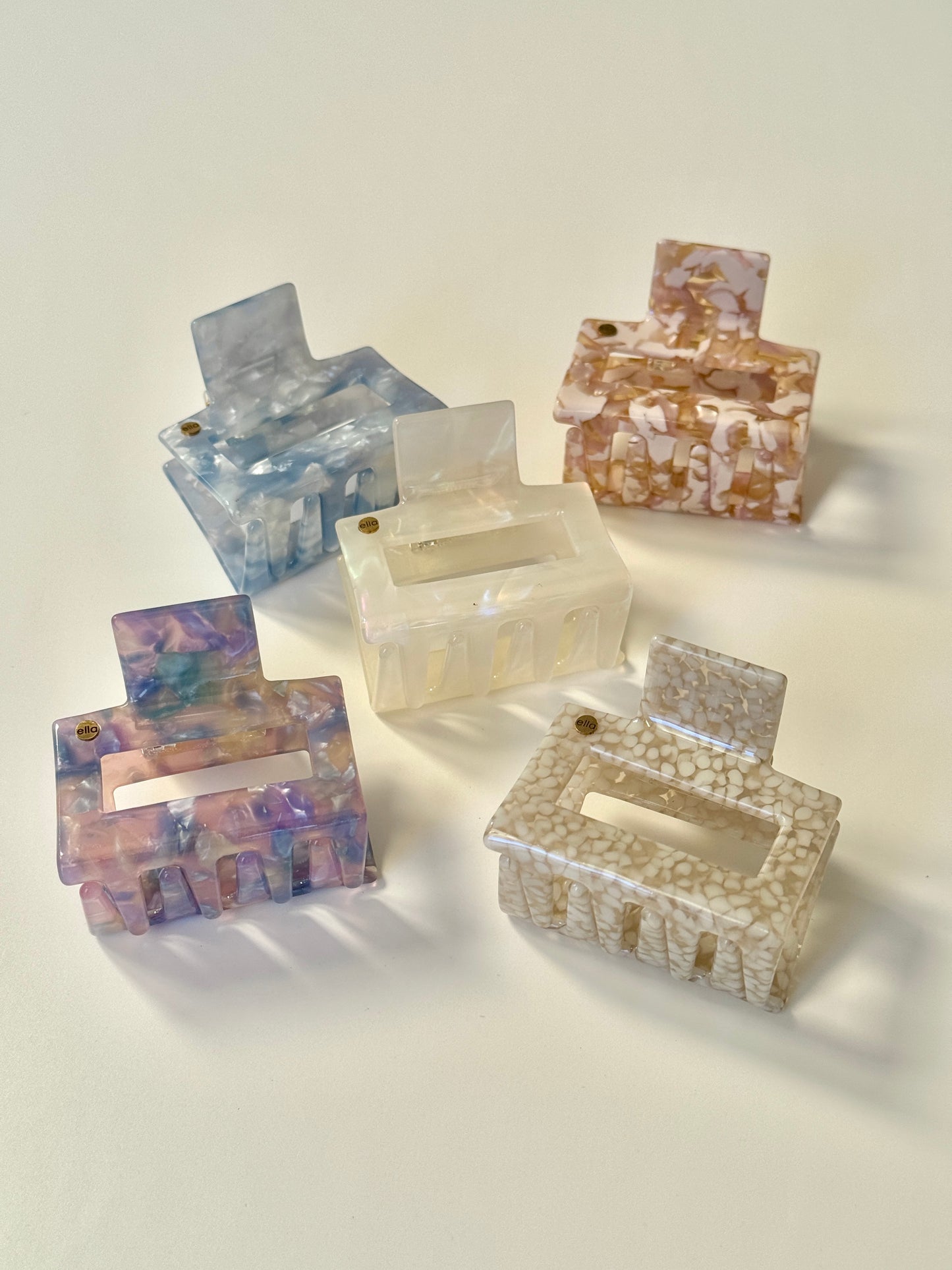 Weiß Gepunktet,
Lavender,
Pearl White,
Azur Blau,
Speckled Rosé,