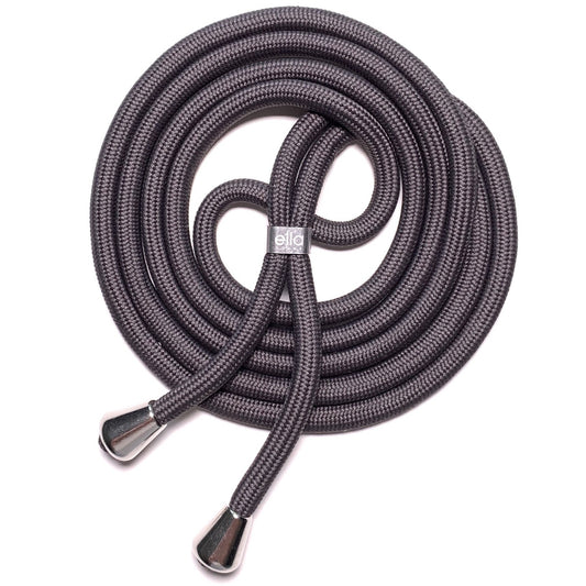 Handyhülle mit Band selber zusammen stellen, oder erweitern.
Modulares Stoffband einzeln ohne Hülle dunkel grau / antrazit mit silbernen Metallteilen. Endkappen abnehmbar, so kannst du deine Handykette immer deinem Style anpassen - ella cases